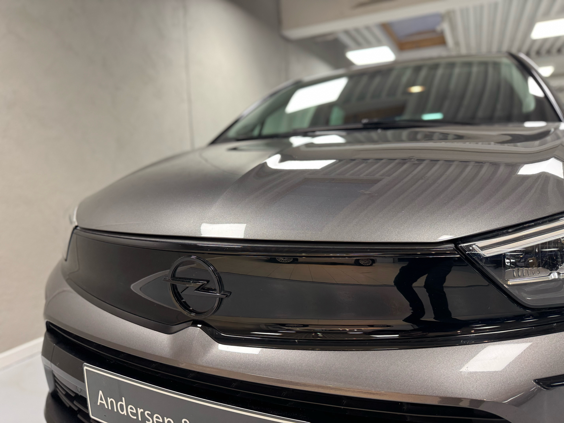 Grå Opel Crossland fra 2023