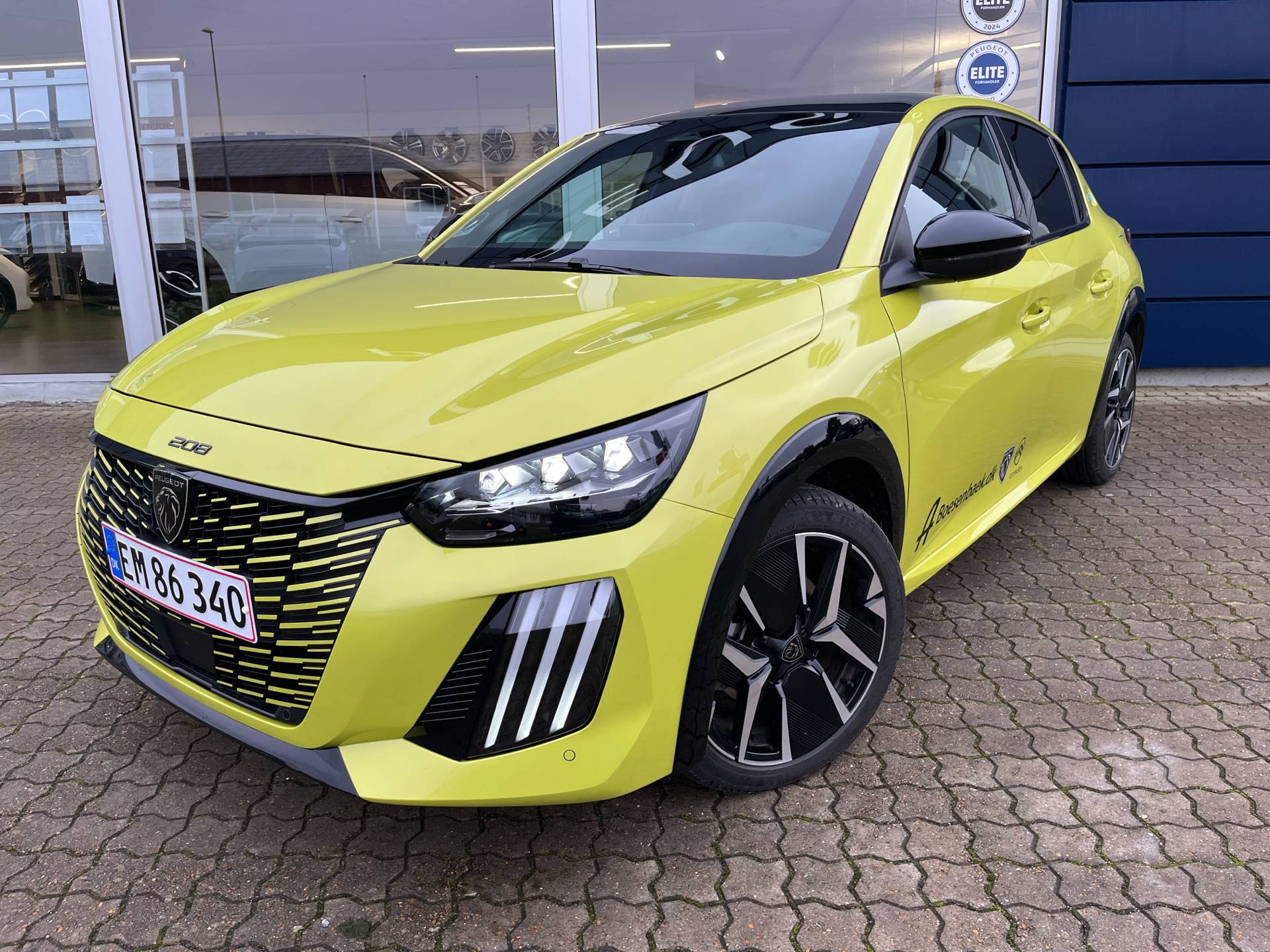 Gul Peugeot e-208 fra 2025