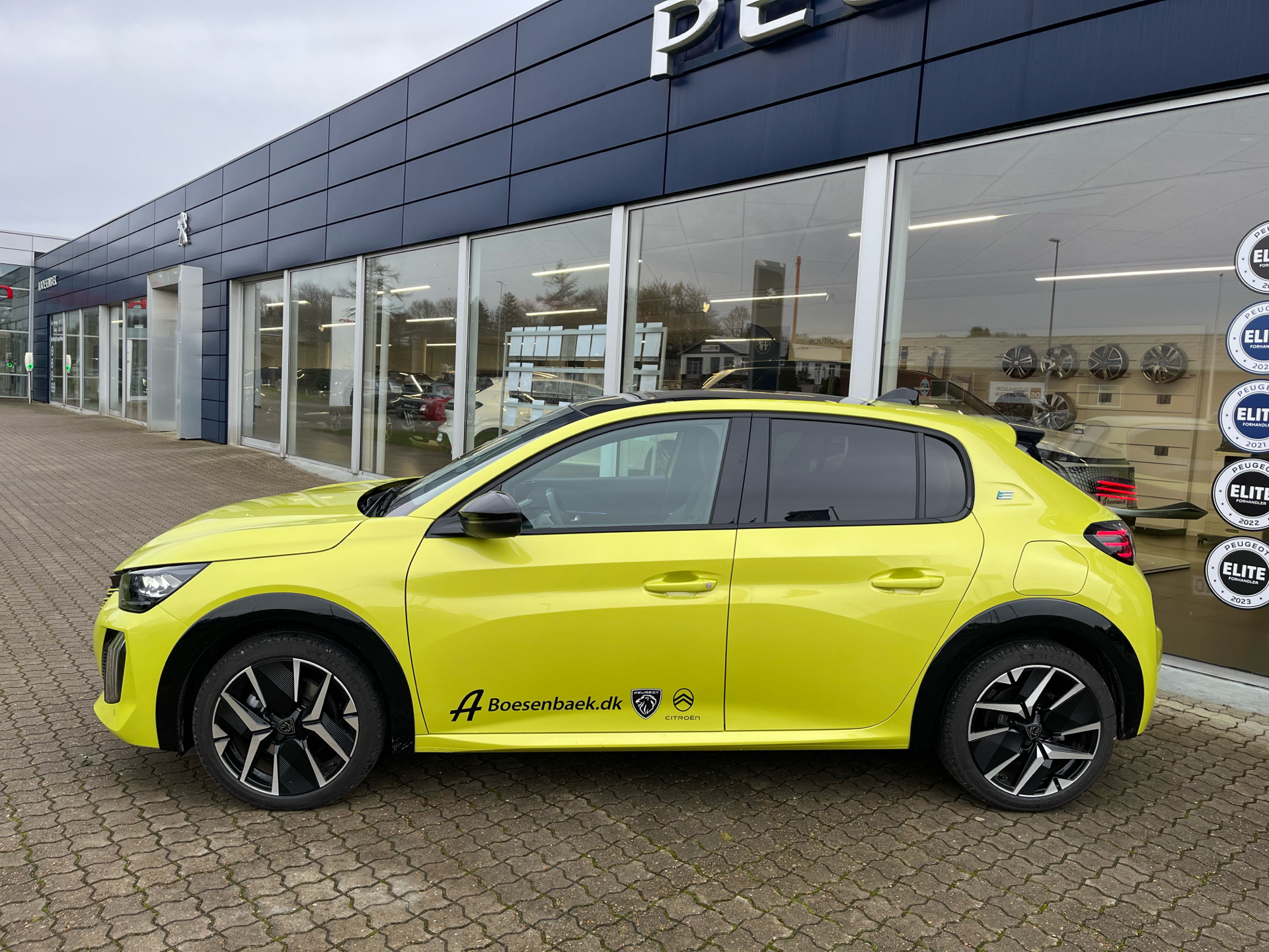 Gul Peugeot e-208 fra 2025