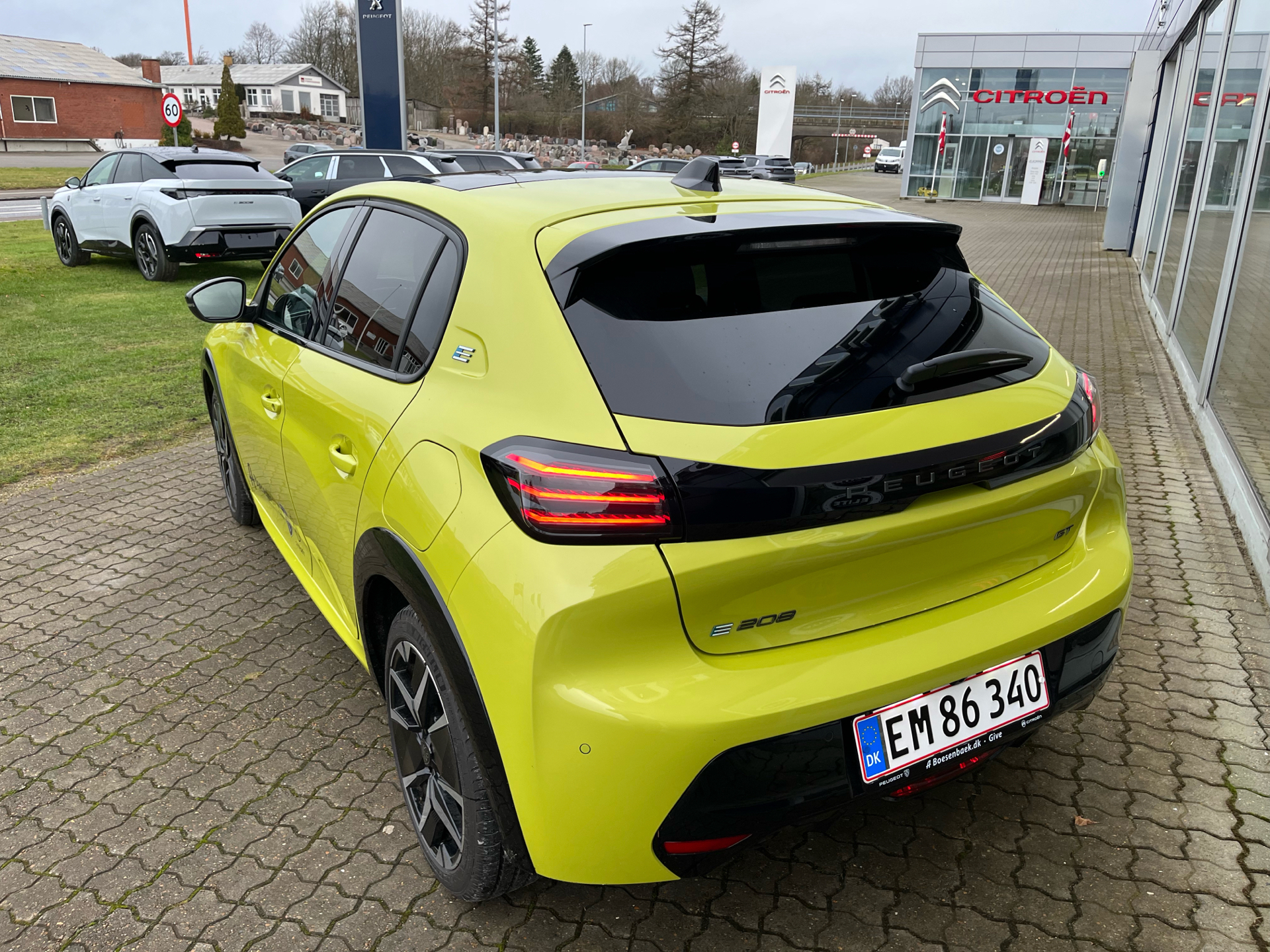Gul Peugeot e-208 fra 2025