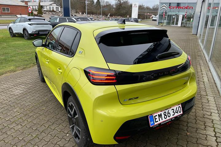 Gul Peugeot e-208 fra 2025