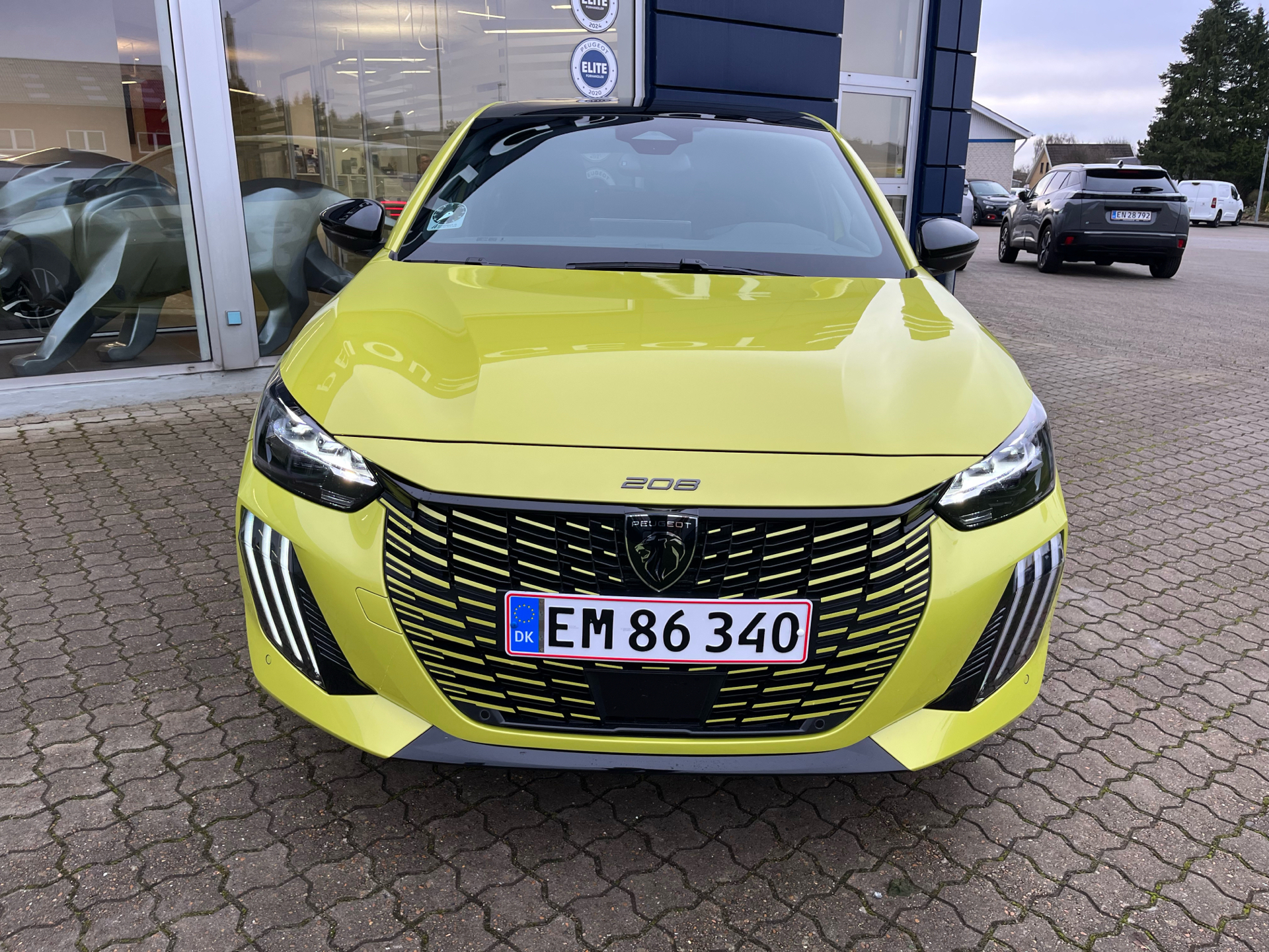Gul Peugeot e-208 fra 2025