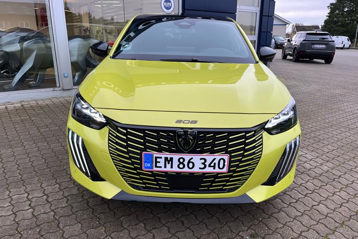 Gul Peugeot e-208 fra 2025