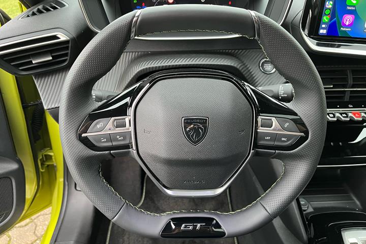 Gul Peugeot e-208 fra 2025
