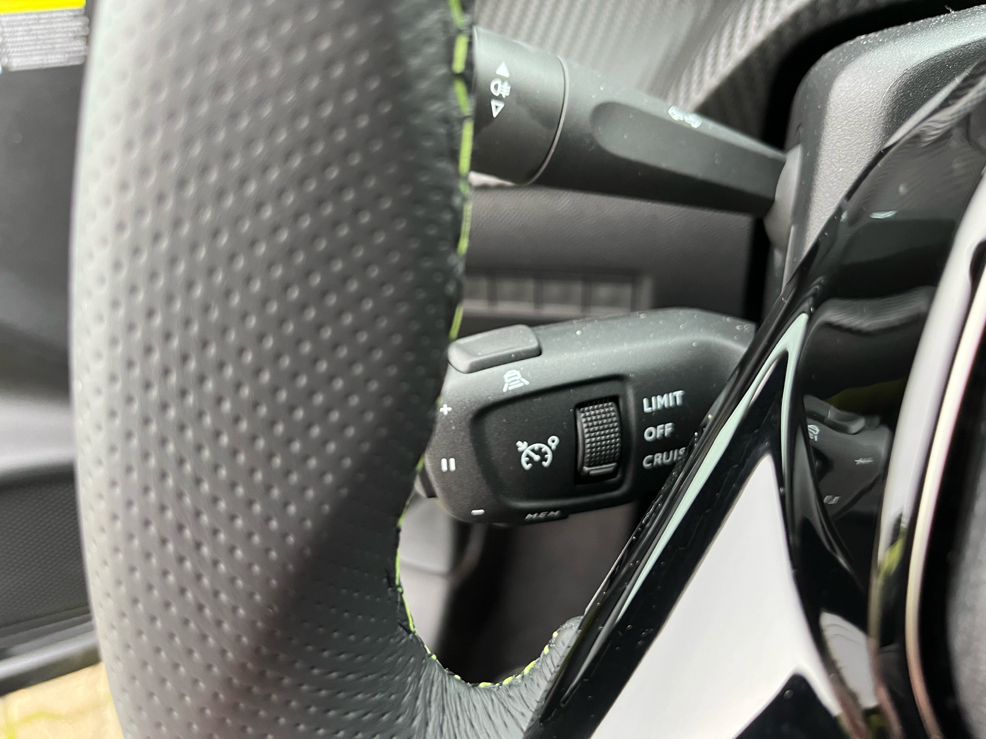 Gul Peugeot e-208 fra 2025