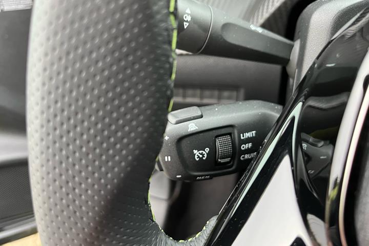 Gul Peugeot e-208 fra 2025