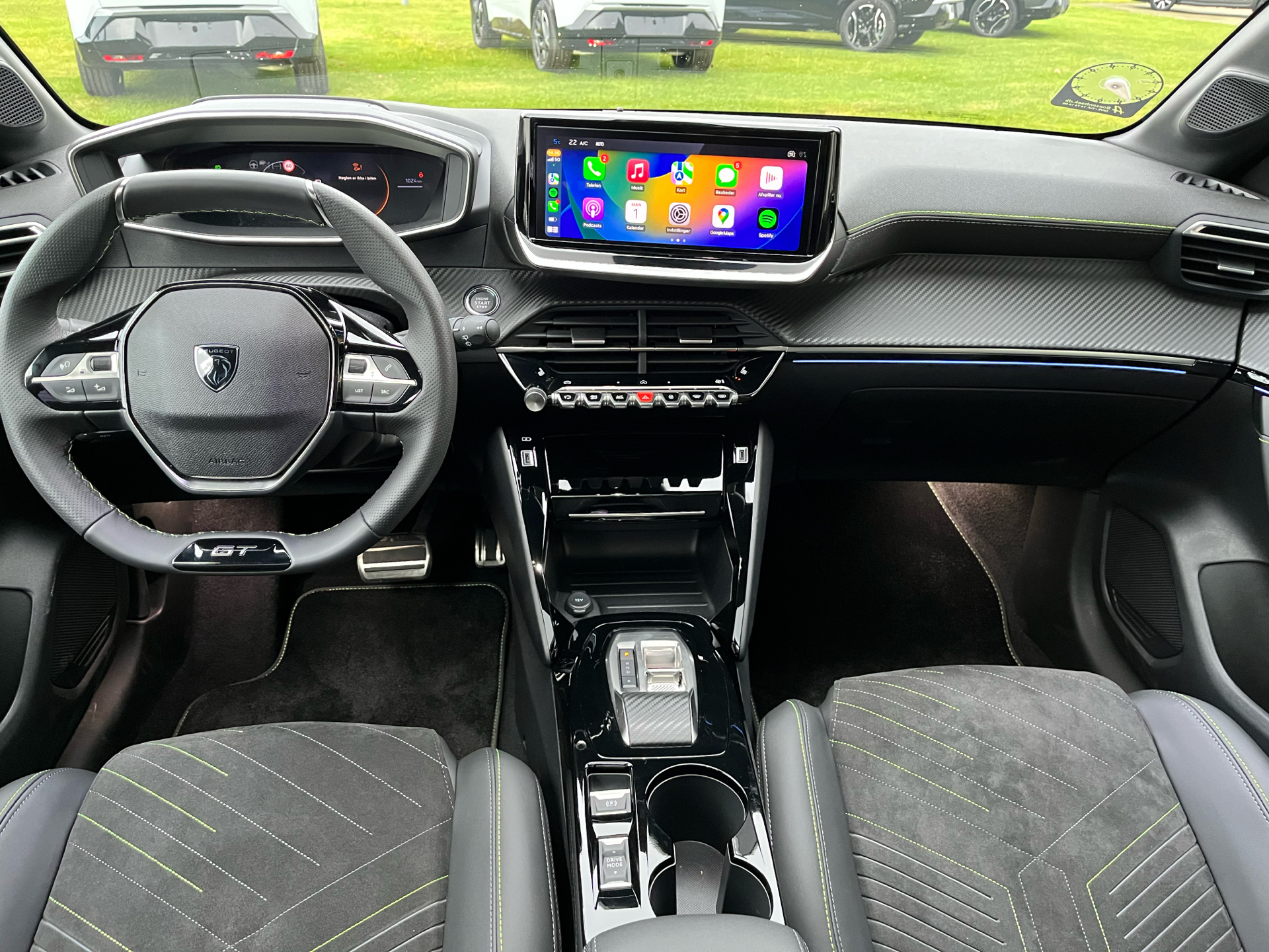 Gul Peugeot e-208 fra 2025