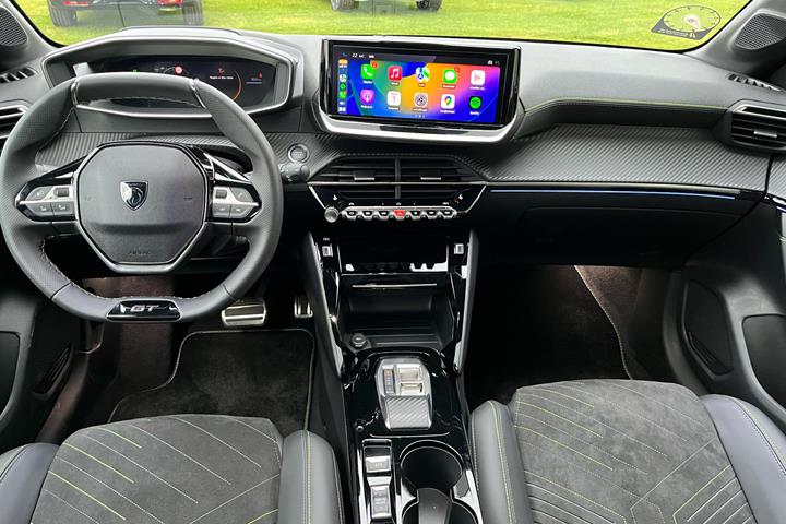 Gul Peugeot e-208 fra 2025
