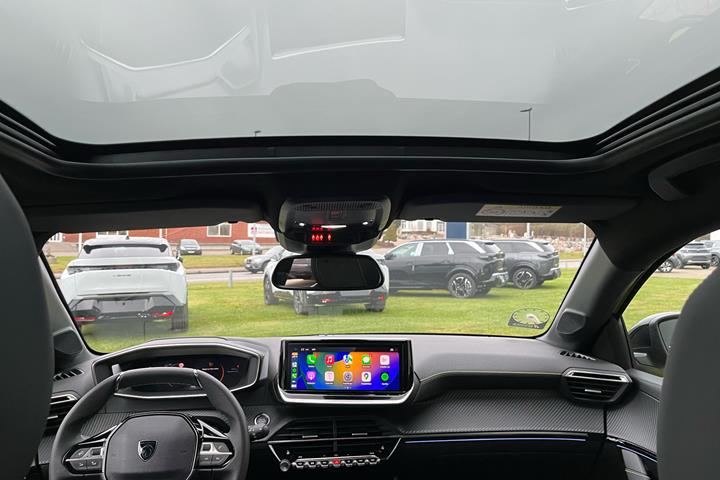 Gul Peugeot e-208 fra 2025