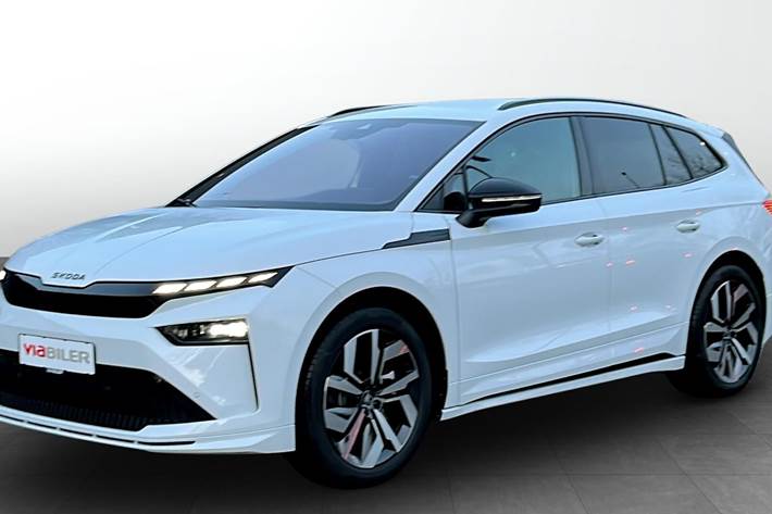 Hvid Skoda Enyaq fra 2025 set udefra