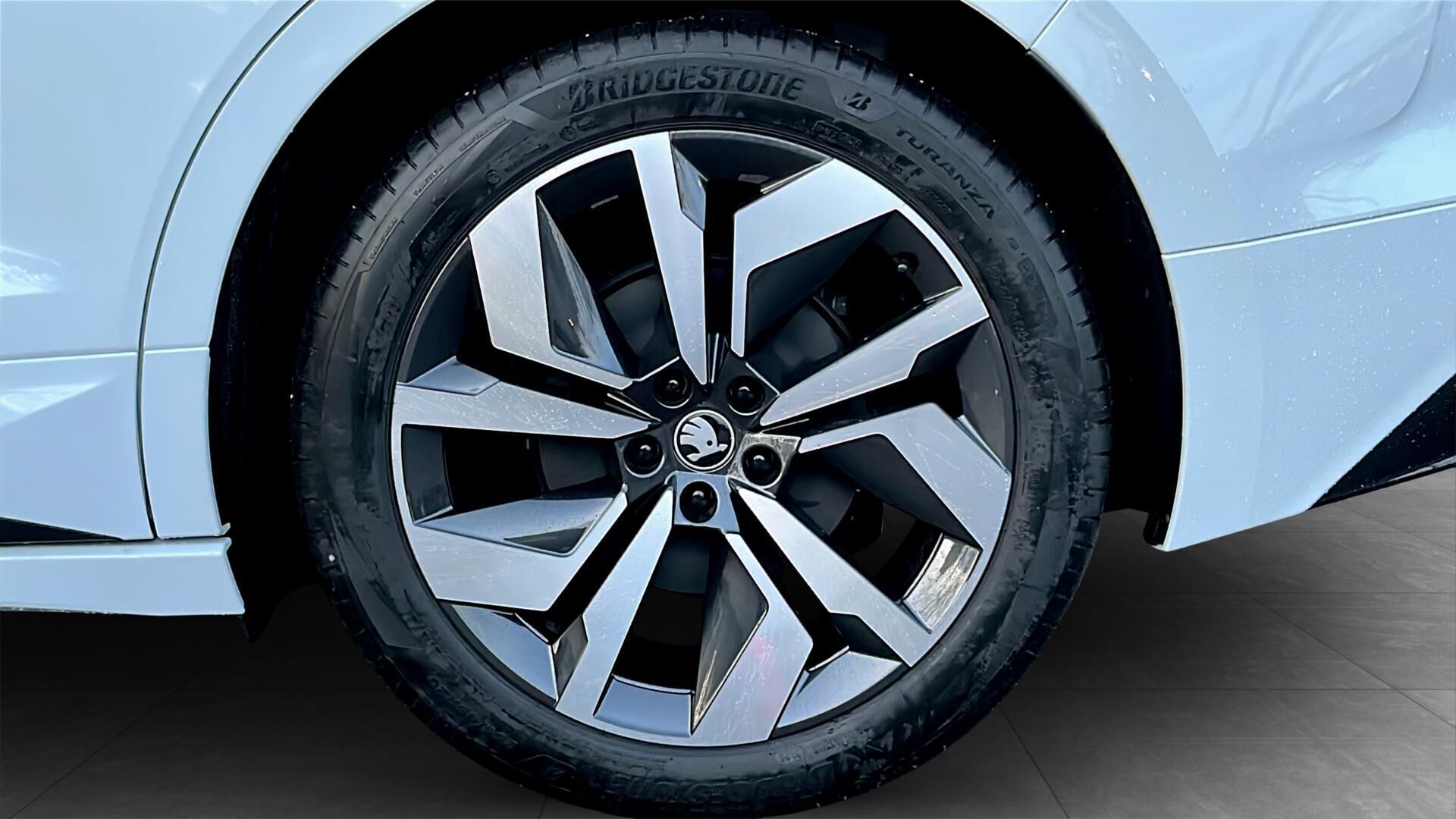 Hvid Skoda Enyaq fra 2025