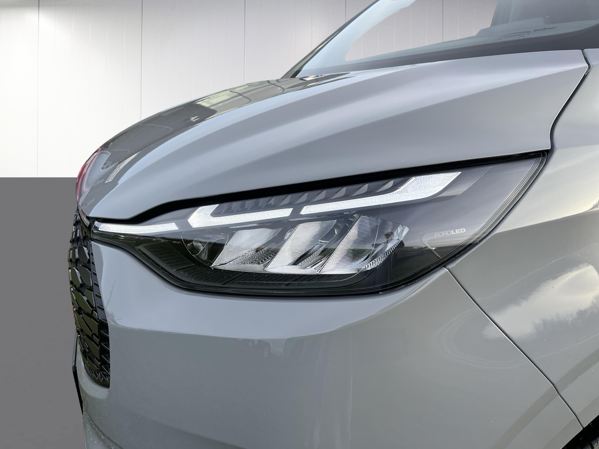 Grå Ford E-Transit Custom fra 2025