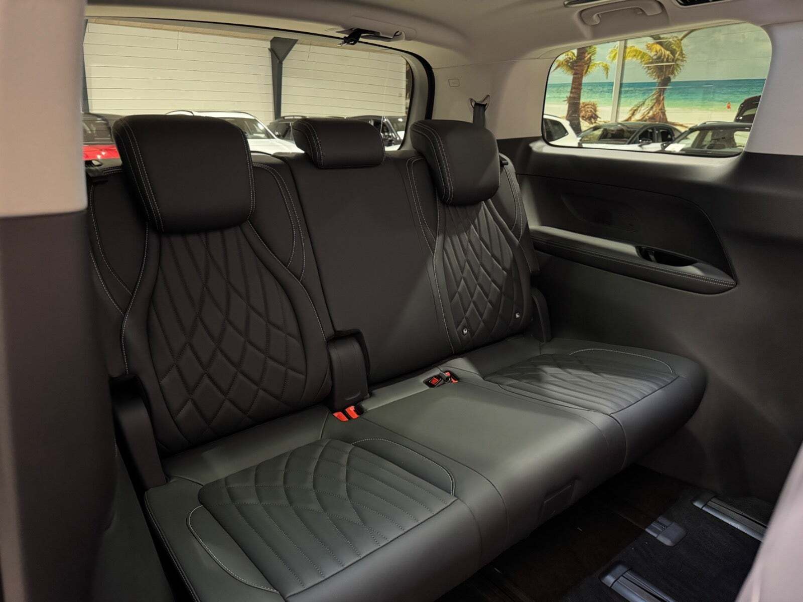 Grå Maxus Mifa 9 fra 2025