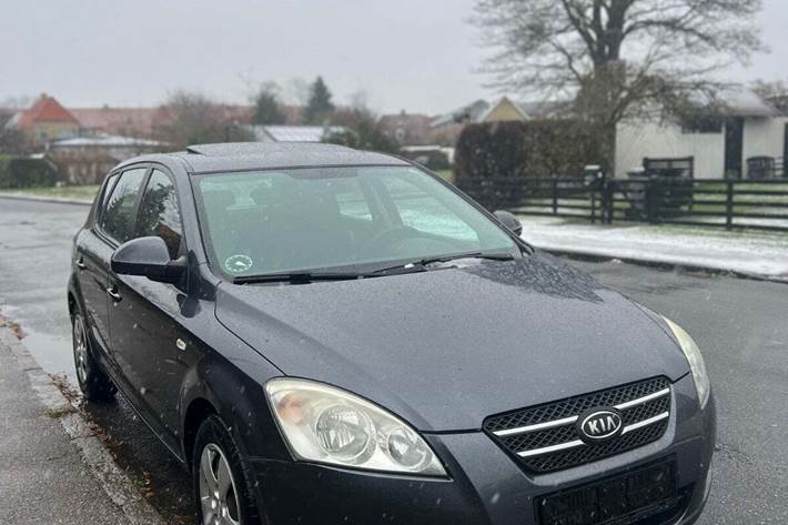 Grå Kia Ceed fra 2007