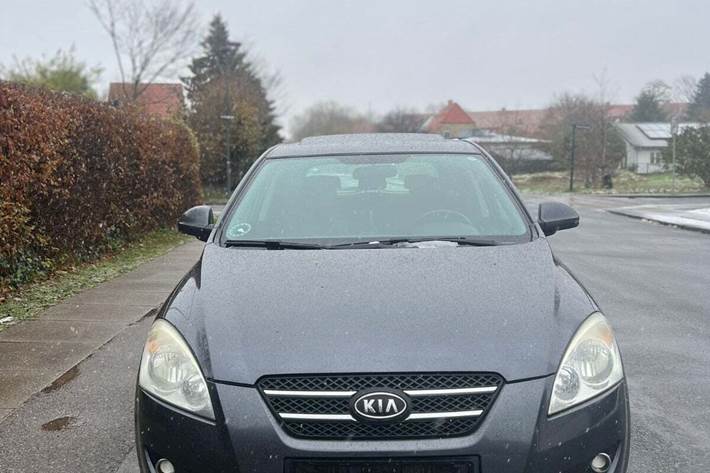 Grå Kia Ceed fra 2007