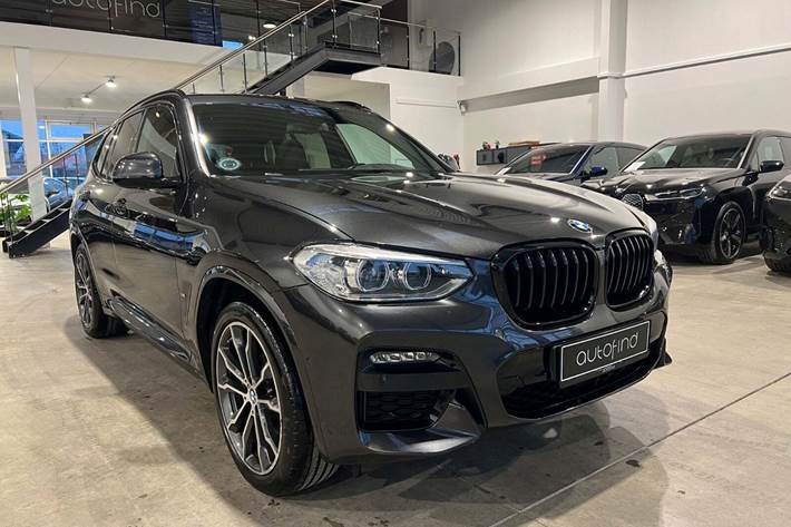 Grå BMW X3 fra 2021 set udefra