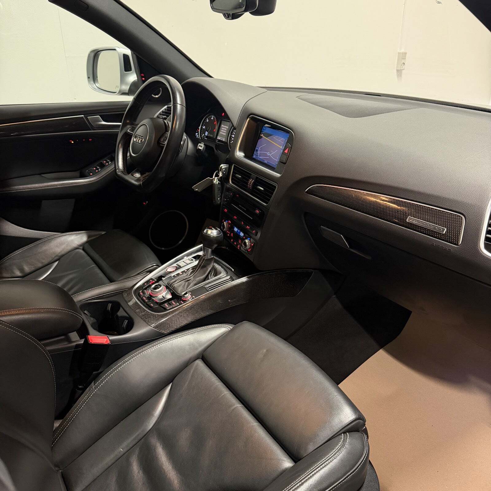 Grå Audi SQ5 fra 2013