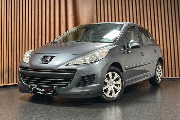 Grå Peugeot 207 fra 2010 set udefra