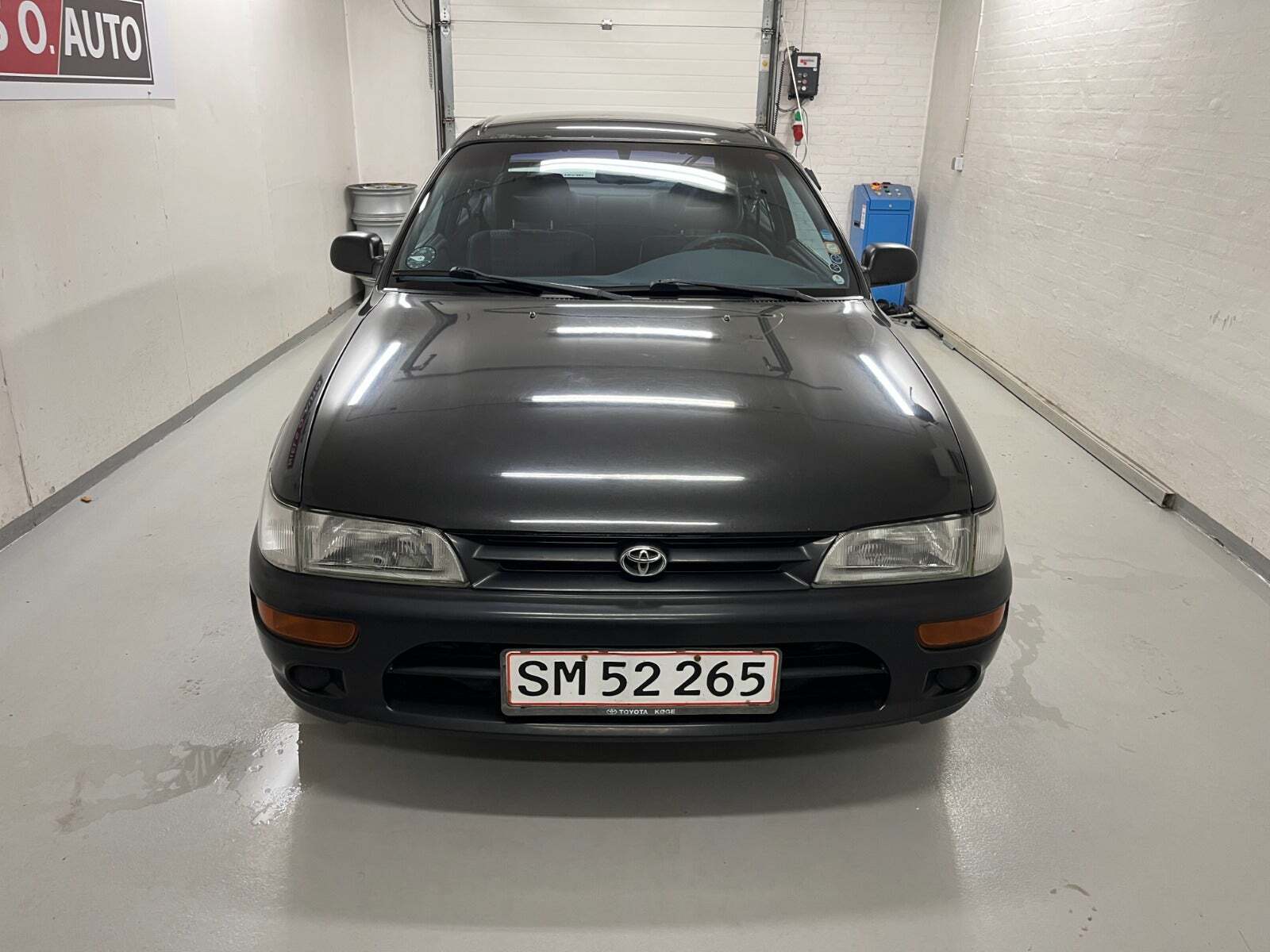 Sort Toyota Corolla fra 1994