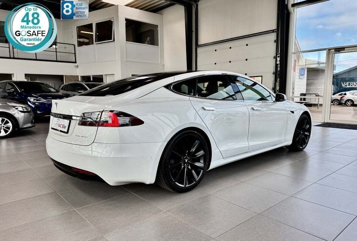 Hvid Tesla Model S fra 2020