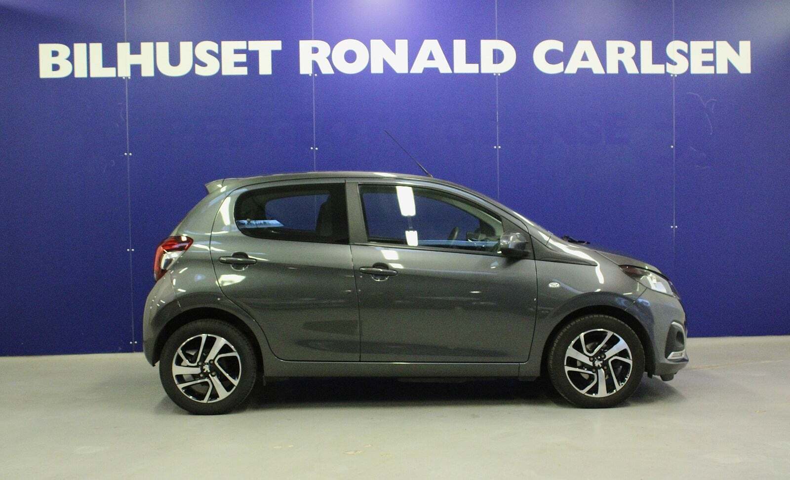 Grå Peugeot 108 fra 2022
