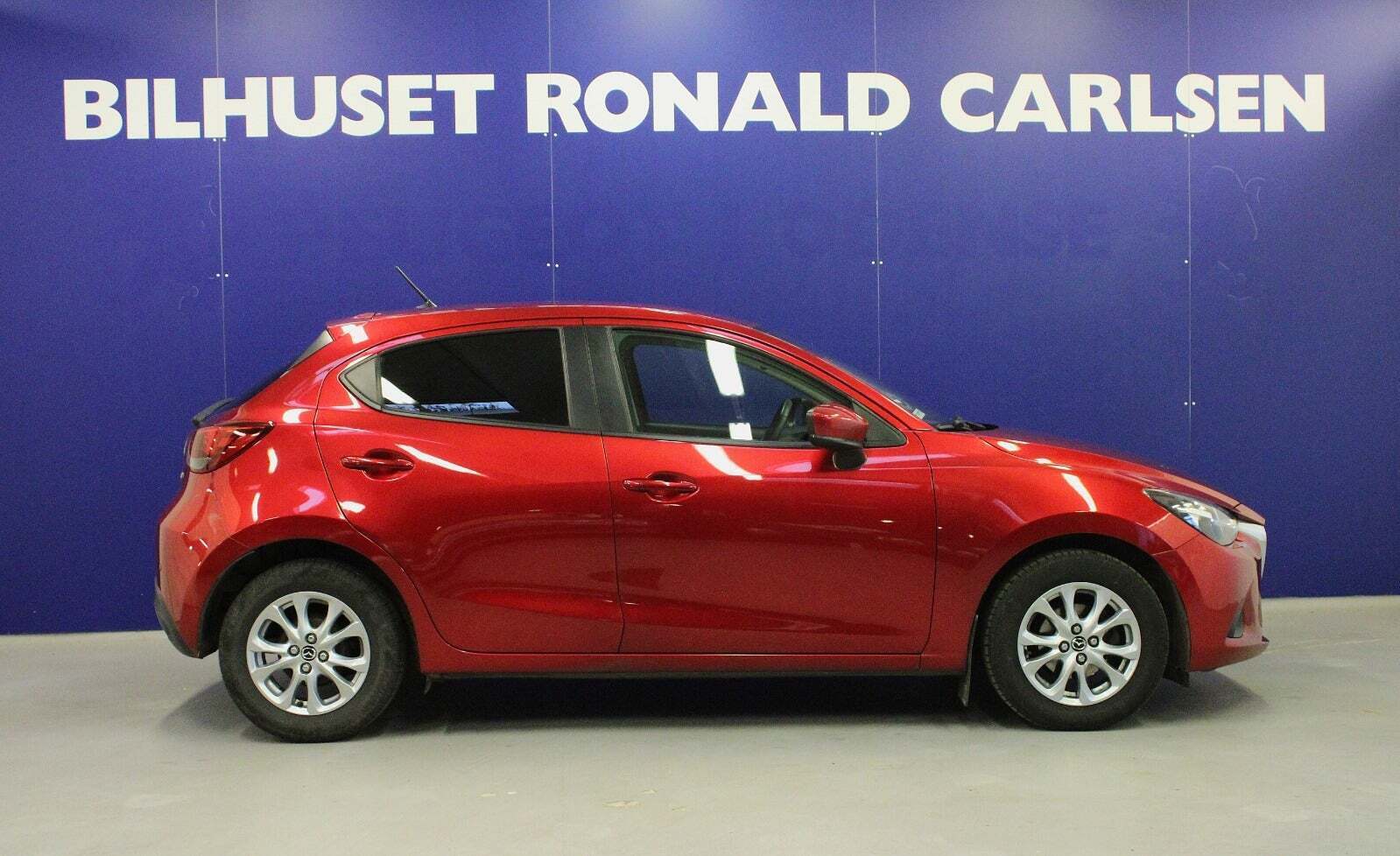 Rød Mazda 2 fra 2018