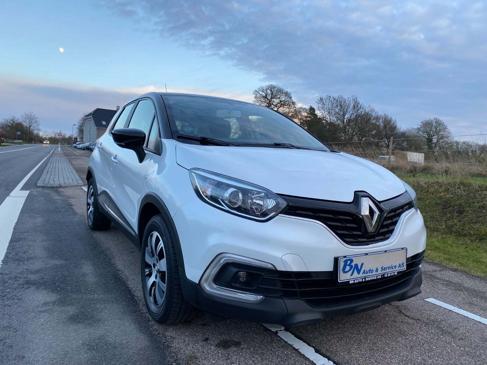 Hvid Renault Captur fra 2018 set udefra