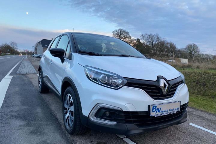Hvid Renault Captur fra 2018 set udefra