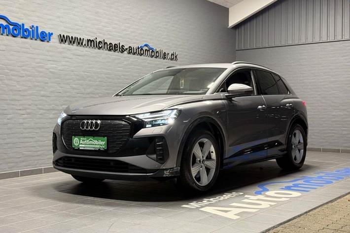 Grå Audi Q4 e-tron fra 2024 set udefra