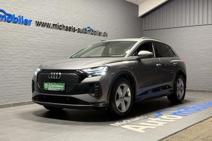 Grå Audi Q4 e-tron fra 2024 set udefra