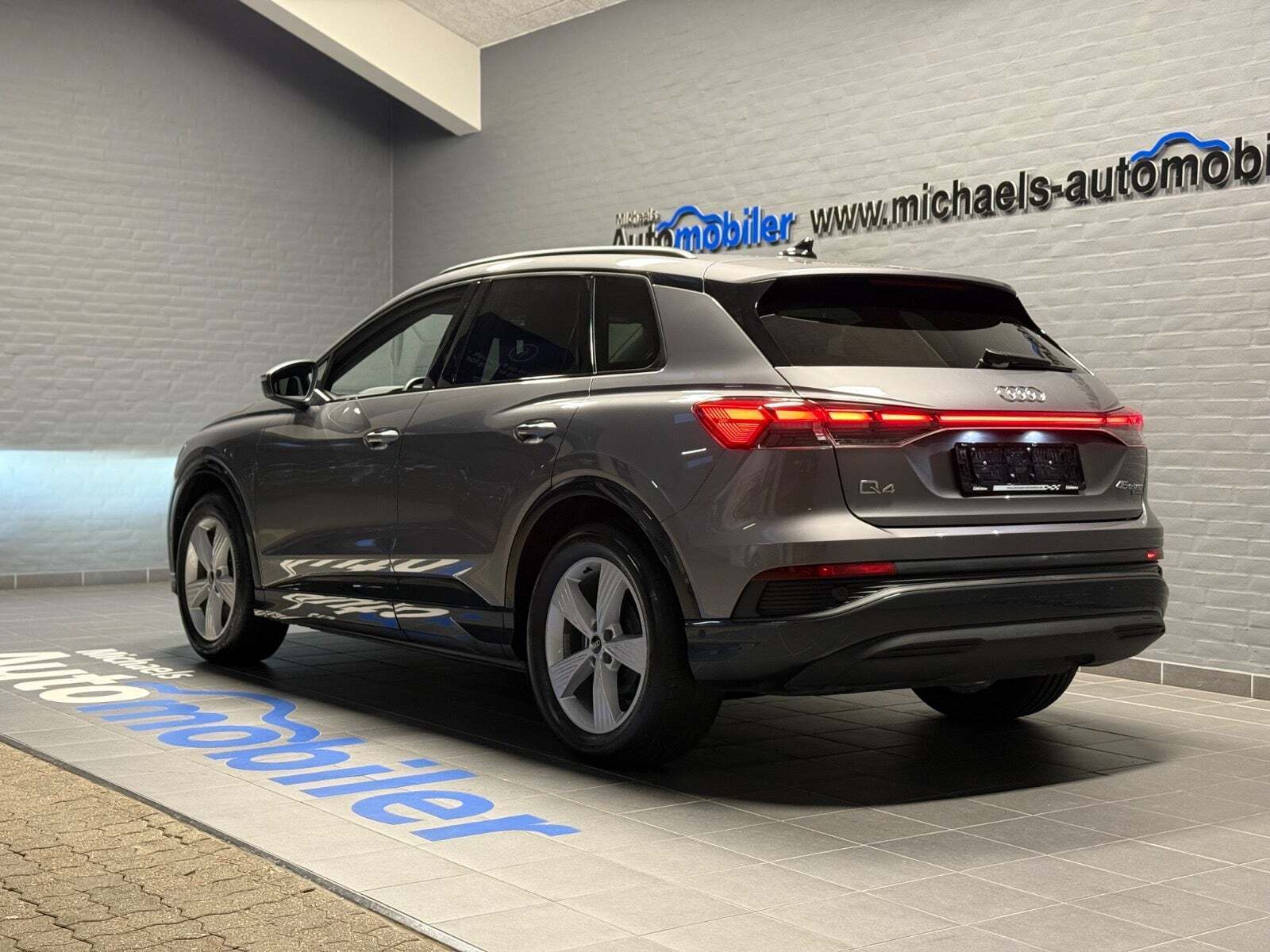 Grå Audi Q4 e-tron fra 2024