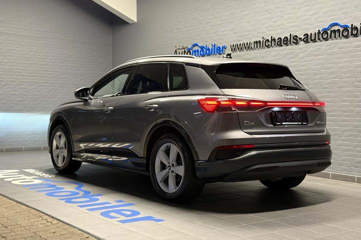 Grå Audi Q4 e-tron fra 2024