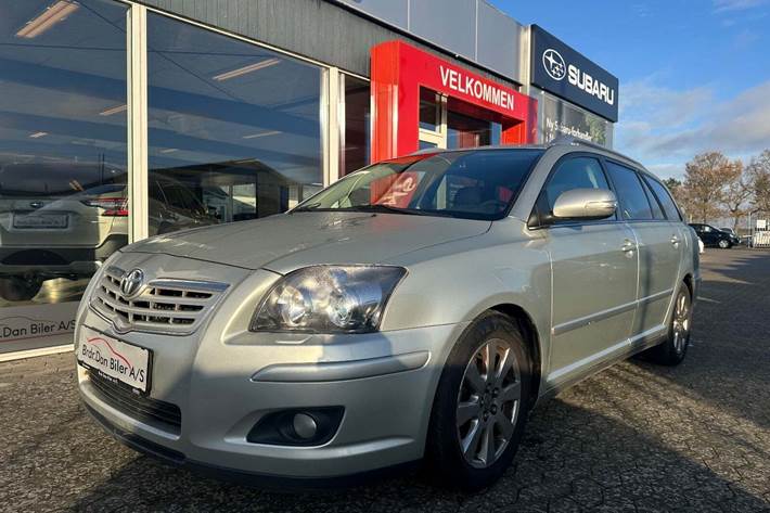 Sølv Toyota Avensis fra 2008 set udefra