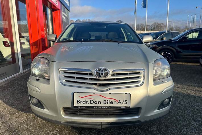 Sølv Toyota Avensis fra 2008