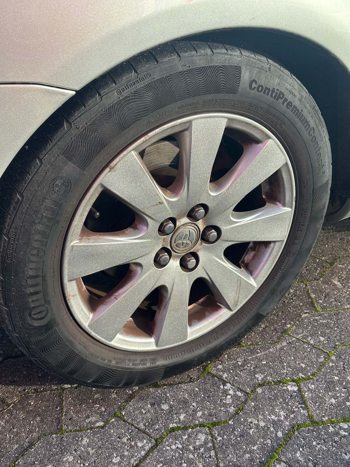 Sølv Toyota Avensis fra 2008