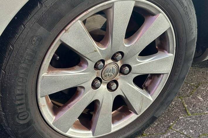 Sølv Toyota Avensis fra 2008