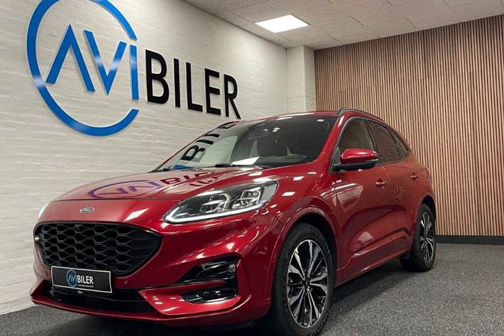 Rød Ford Kuga fra 2020 set udefra