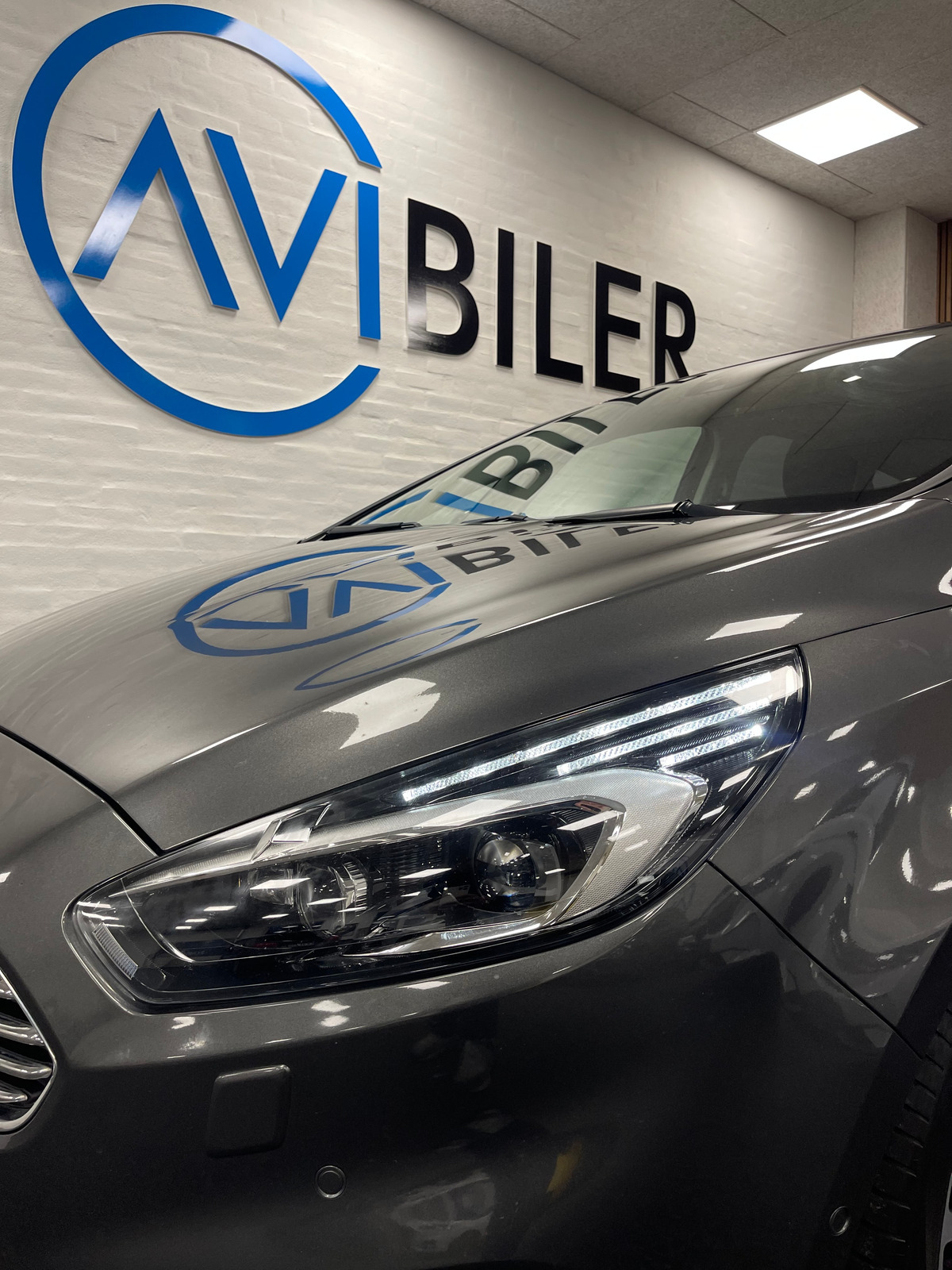 Grå Ford S-MAX fra 2019