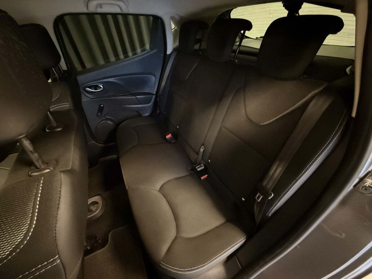 Grå Renault Clio IV fra 2016