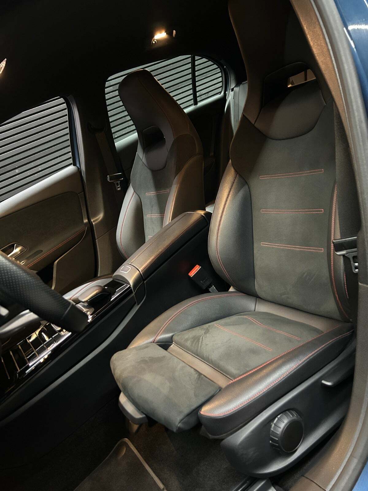 Blå Mercedes A200 fra 2020