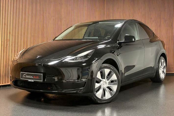 Sort Tesla Model Y fra 2023 set udefra