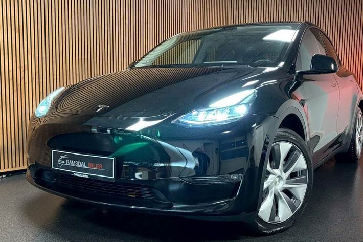 Sort Tesla Model Y fra 2023