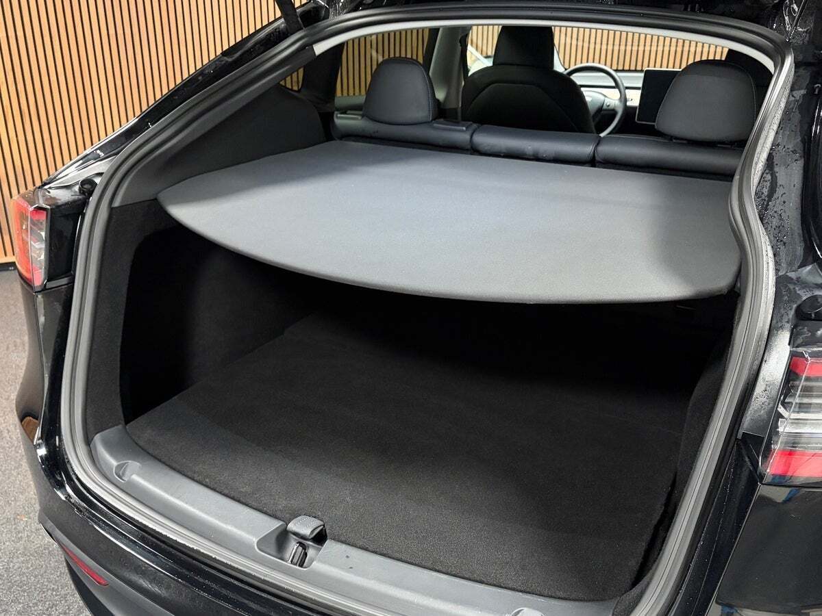 Sort Tesla Model Y fra 2023