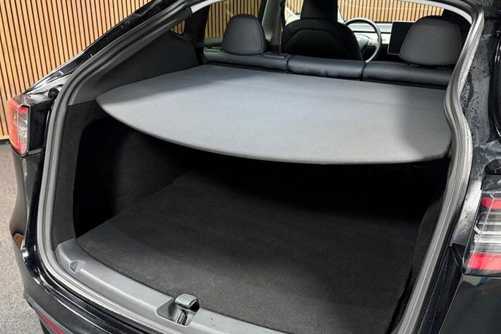 Sort Tesla Model Y fra 2023