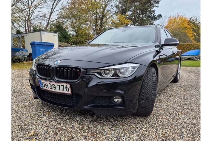 Sort BMW 330i fra 2019
