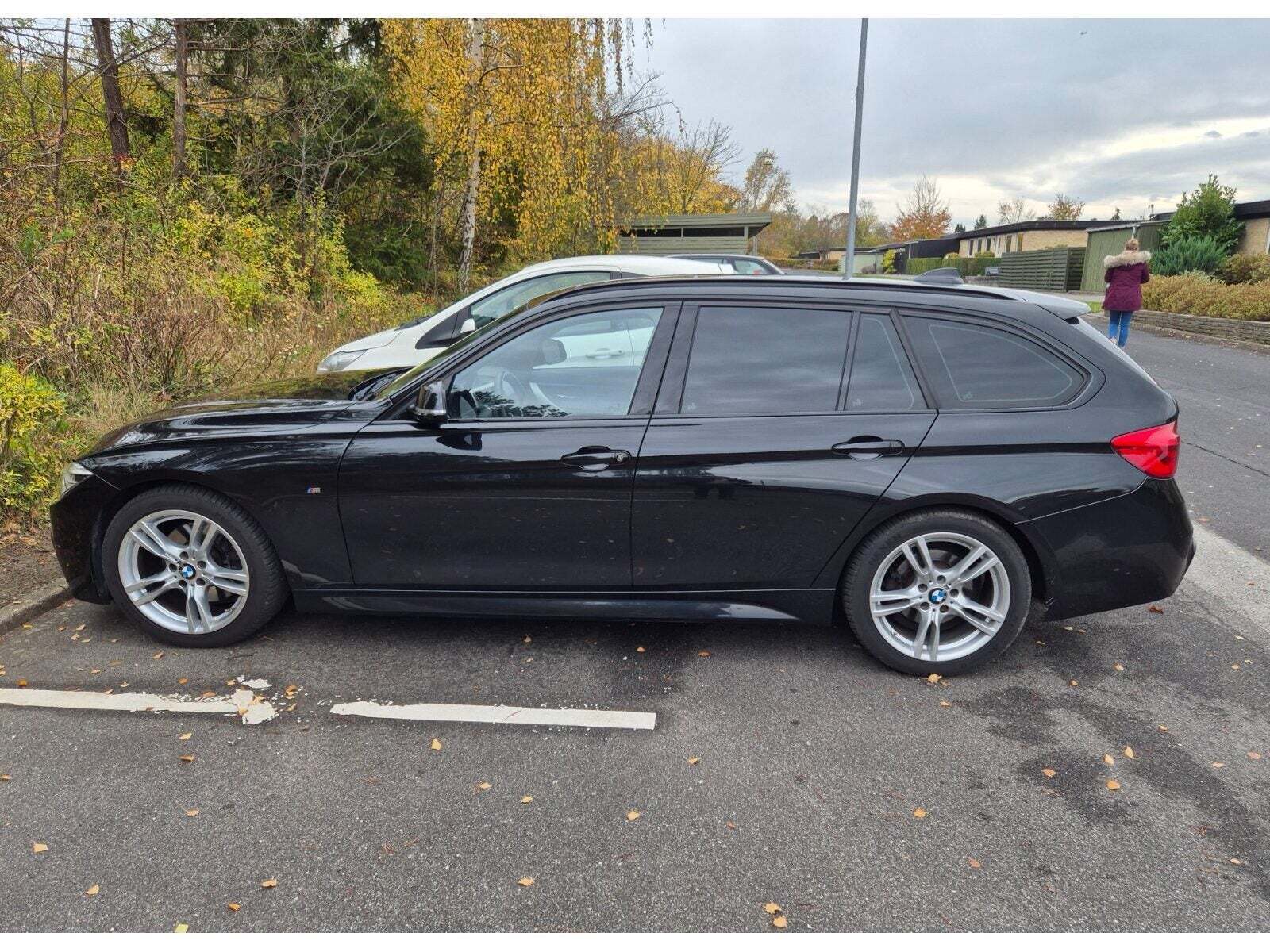Sort BMW 330i fra 2019