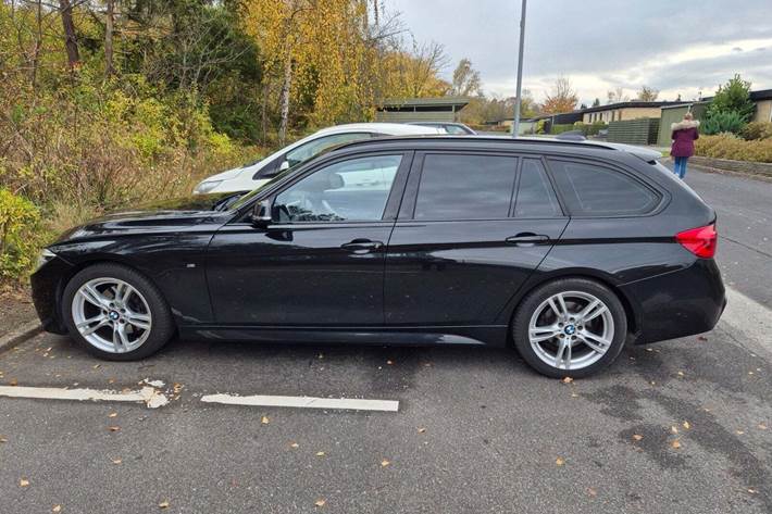 Sort BMW 330i fra 2019