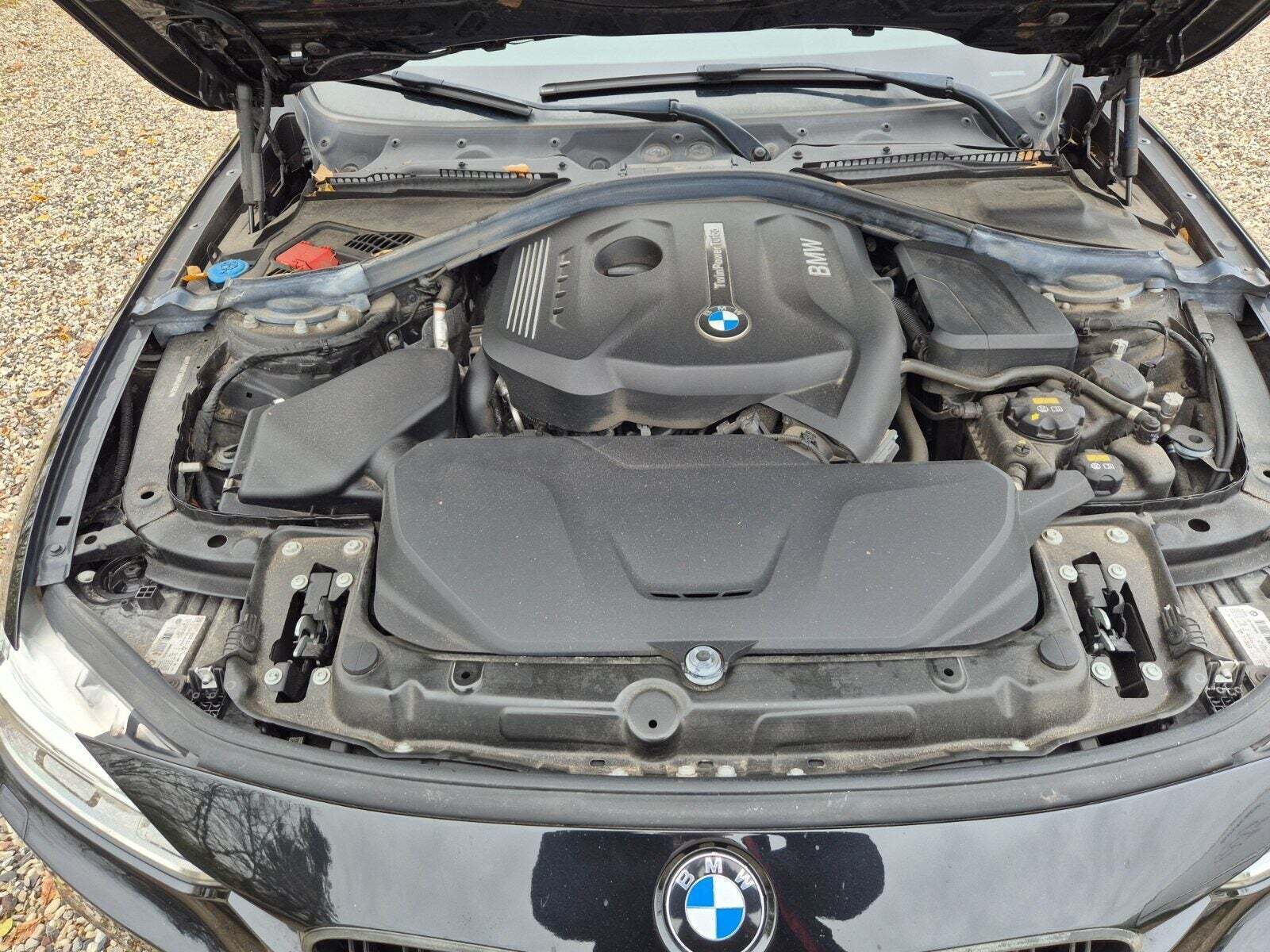 Sort BMW 330i fra 2019