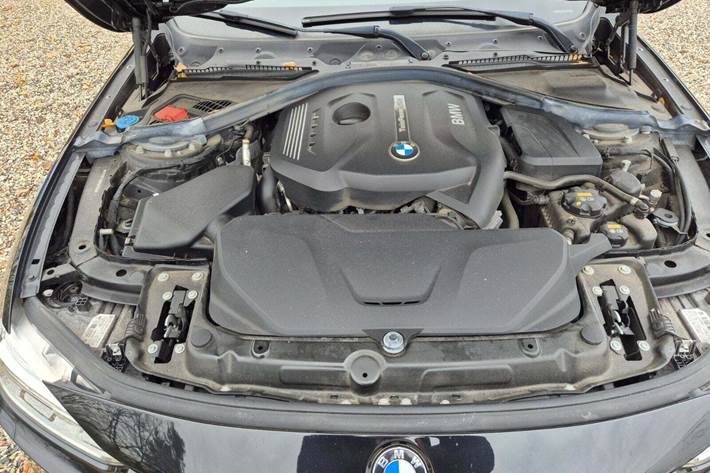 Sort BMW 330i fra 2019