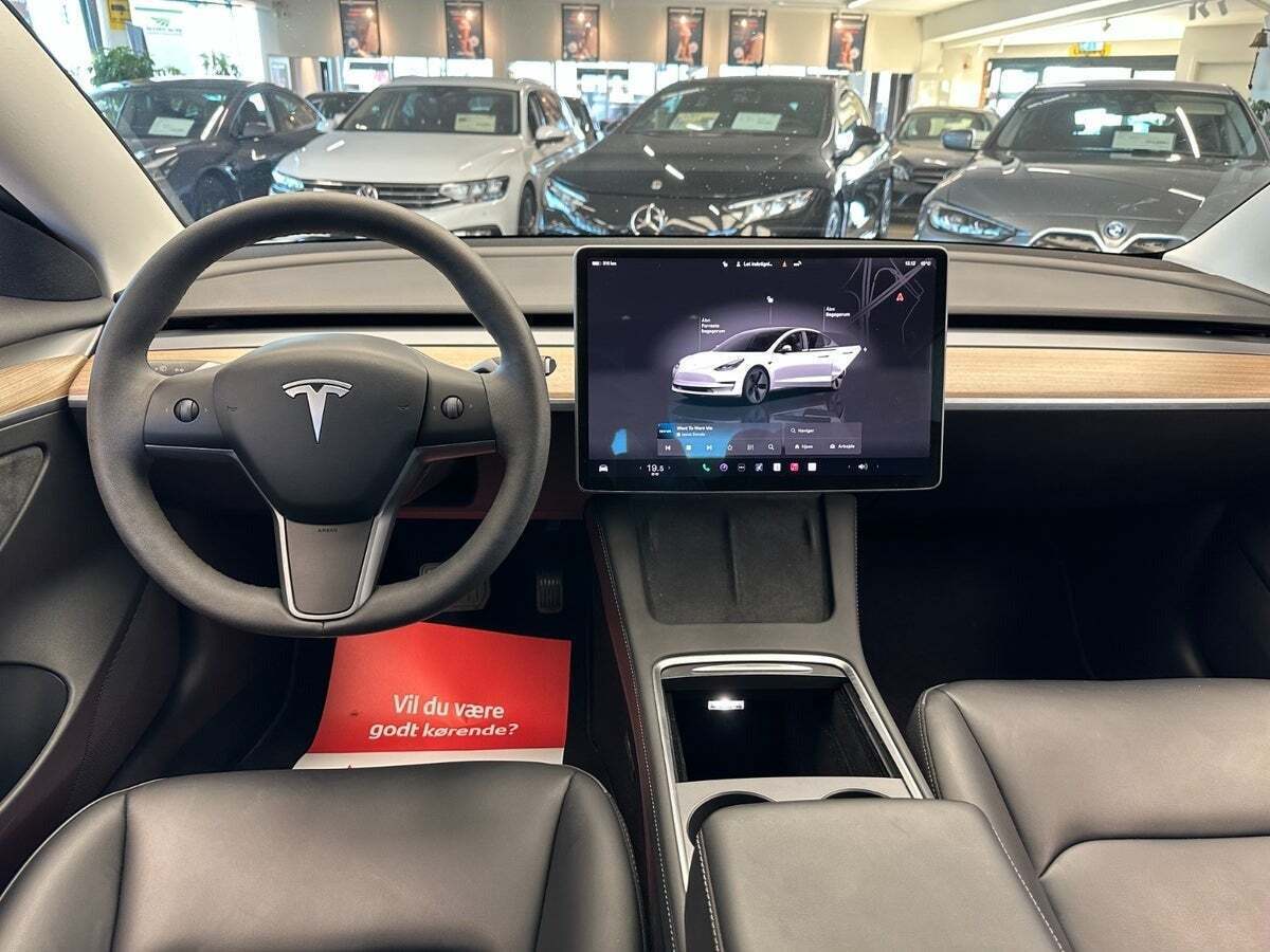 Hvid Tesla Model 3 fra 2022